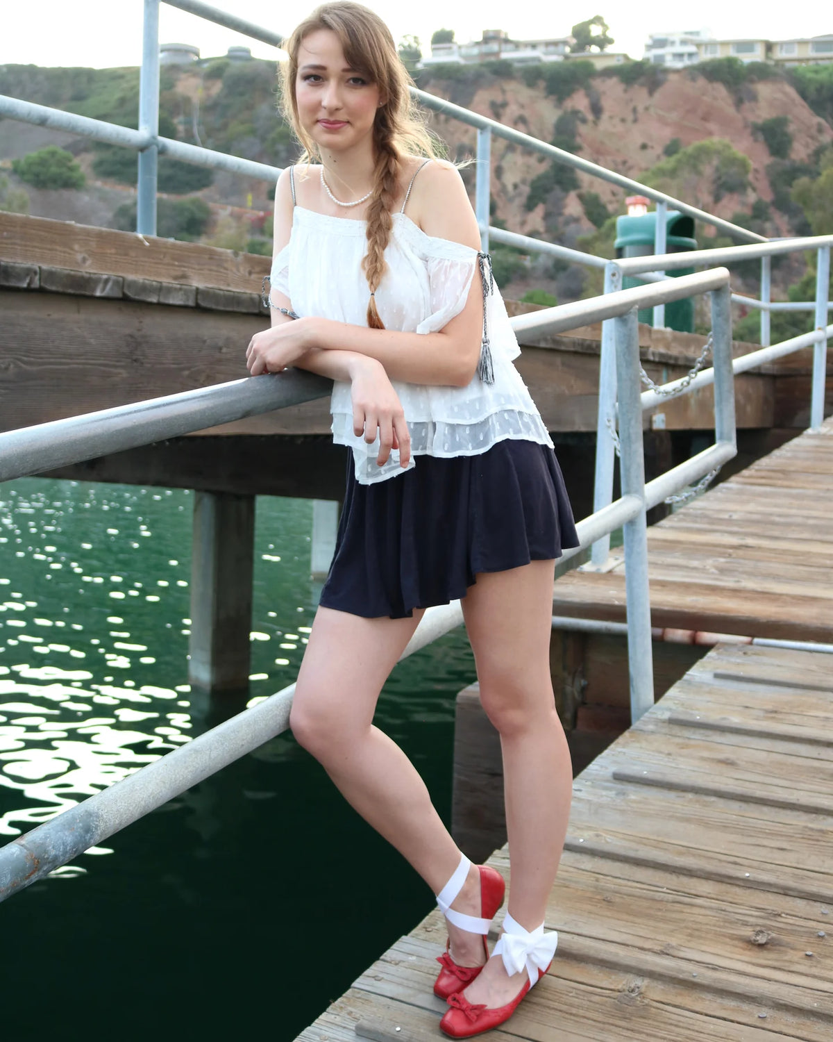 Marina Muse outfit with white bow LYNKS on red shoes